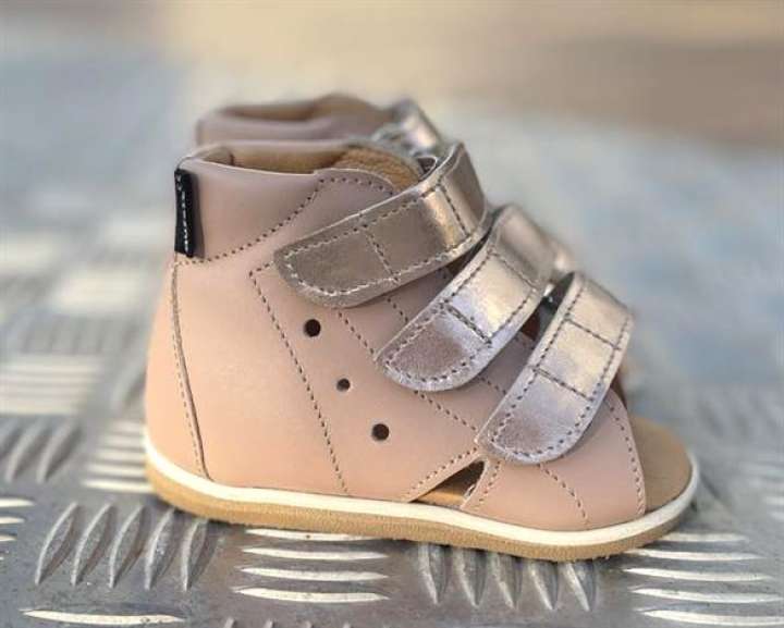 Priser på Aurelka sandal, nude m/rose gold remme - sandal med ekstra støtte
